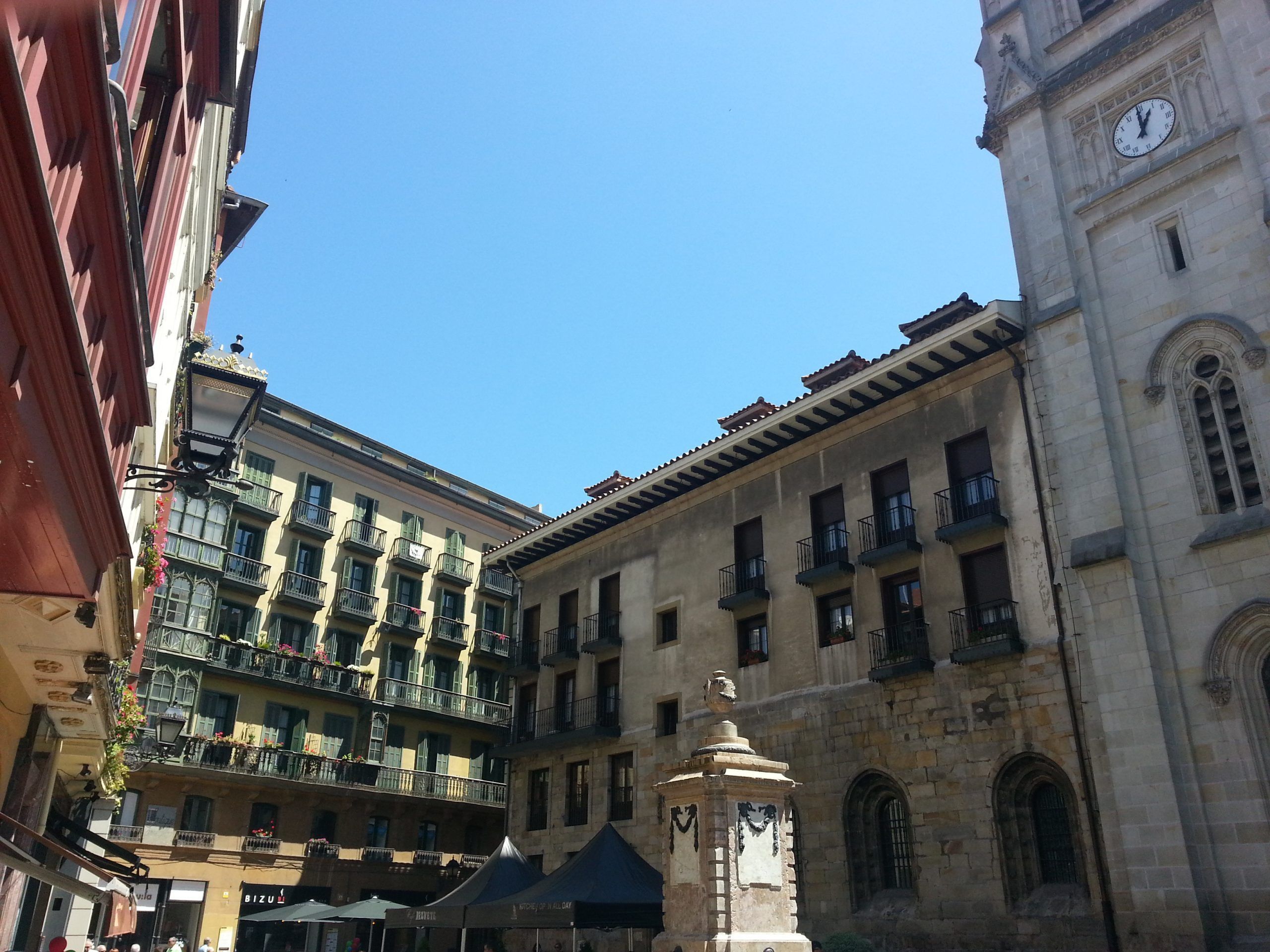 Plaza de Santiago Catedral, historia y anécdotas del Casco Viejo