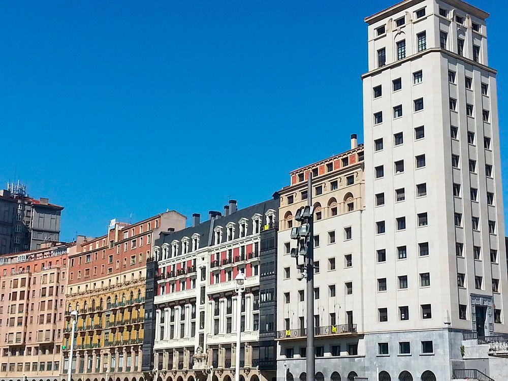 Casco Viejo Bilbao con edificios de colores Casco Viejo Bilbao con edificios de colores