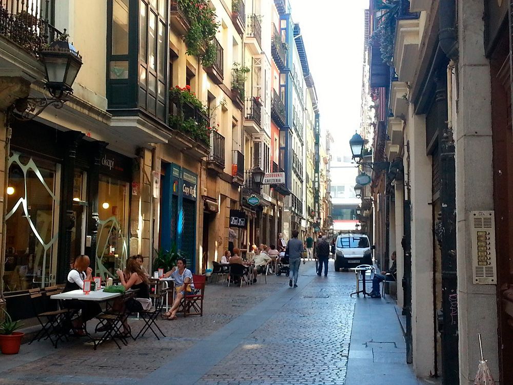 Casco Viejo Bilbao calle peatonal Casco Viejo Bilbao calle peatonal