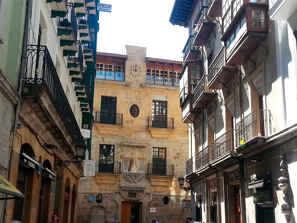 Casco Viejo Bilbao fachada con reloj Casco Viejo Bilbao fachada con reloj