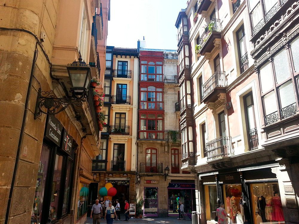 Casco Viejo Bilbao con balcones rojos Casco Viejo Bilbao con balcones rojos