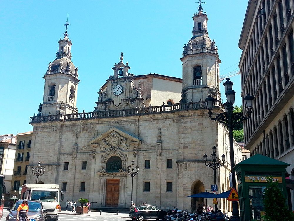 Casco Viejo Bilbao con iglesia Casco Viejo Bilbao con iglesia