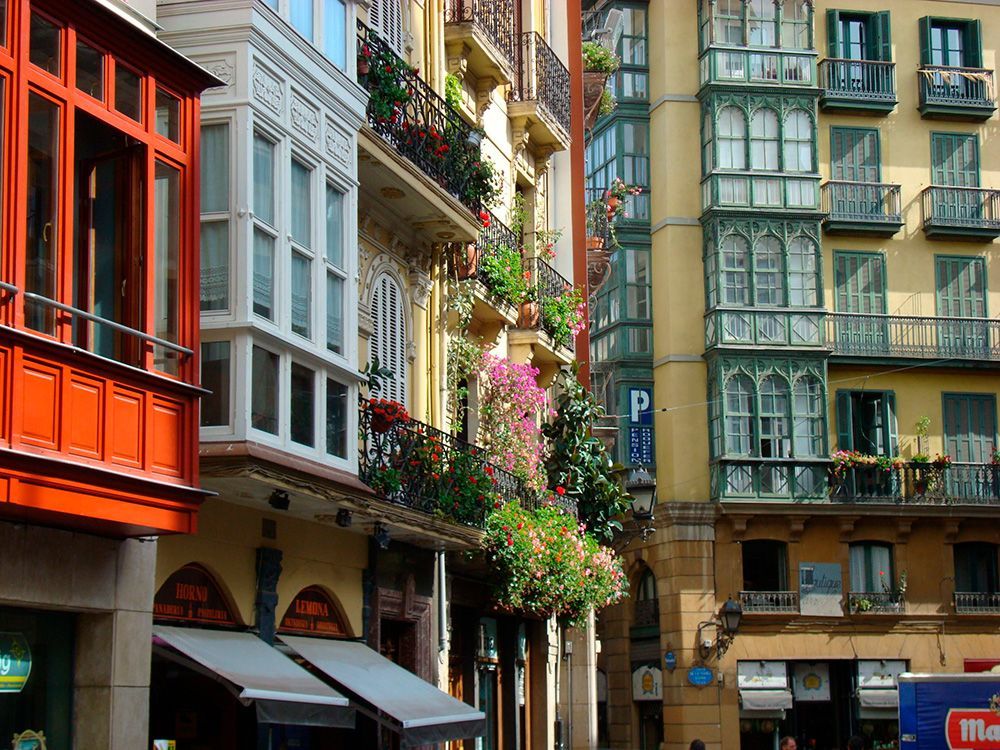Casco viejo con balcones llenos de flores Casco viejo con balcones llenos de flores