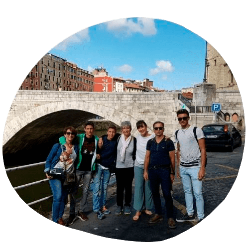 Grupo de personas delante de un puente renovado.